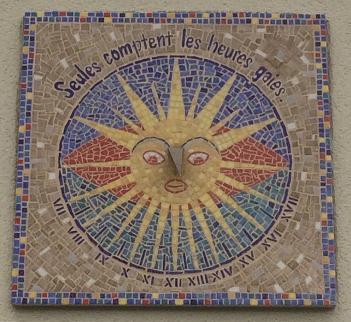 Cadran solaire décoré en mosaïque avec des Emaux de Briare Harmonie